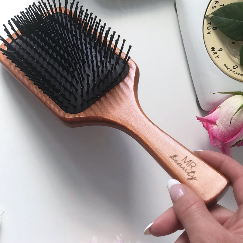 This pro paddle brush features extra-long bristles for a gentle and effortless detangle. Use it while you dry for ultra-shiny hair and a  super healthy scalp